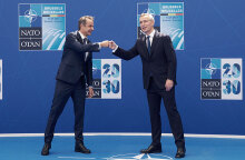 Ο πρωθυπουργός Κυριάκος Μητσοτάκης με τον γενικό γραμματέα του ΝΑΤΟ Γενς Στόλτενμπεργκ στη Σύνοδο Κορυφής της Συμμαχίας στις Βρυξέλλες