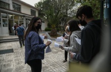 Μαθητές στο προαύλιο σχολείου πριν τις πανελλαδικές εξετάσεις