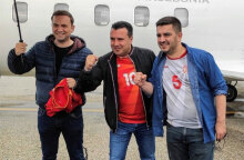 Ο Ζόραν Ζάεφ με τη φανέλα της Βόρειας Μακεδονίας στο EURO 2020 που έχει το ακρωνύμιο «FFM» (Football Federation Macedonia), το οποίο παραπέμπει σε σκέτο «Μακεδονία»