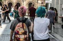 Ο Γιάννης Νένες γράφει για την καλοκαιρινή Αθήνα και όλα όσα θα δούμε στην πόλη κάτω από τους 42°C και η Μαρία Μαρκέζη φωτογραφίζει.