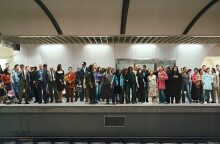 Άνθρωποι που περιμένουν σε σταθμό του Μετρό