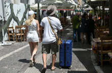 Τουρίστες στην Αθήνα (ΦΩΤΟ ΑΡΧΕΙΟΥ) - Τα νέα κρούσματα κορωνοϊού και πού επιβεβαιώθηκαν, ανακοίνωσε ο ΕΟΔΥ την Τρίτη 15 Ιουνίου 2021