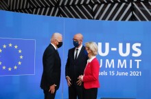 Ο Πρόδρος των ΗΠΑ Τζο Μπάιντεντον πρόεδρο του Ευρωπαϊκού Συμβουλίου Σαρλ Μισέλ, εκπρόσωπο των 27, και την πρόεδρο της Ευρωπαϊκής Επιτροπής Ούρσουλα φον ντερ Λάιεν©EUROKINISSI/POOL PHOTO/ European Union
