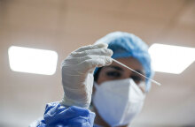 Υγειονομικός του ΕΟΔΥ πραγματοποιεί self test για τον κορωνοϊό (ΦΩΤΟ ΑΡΧΕΙΟΥ) - Σε πέντε περιοχές στην Ελλάδα ο δείκτης θετικότητας είναι 0%