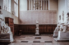 Αγάλματα σε πανεπιστήμιο της Βρετανίας