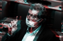 Ο Παύλος Πολάκης στα έδρανα της Βουλής υψώνει το δάχτυλό του