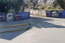 Τα πορτραίτα της Μελίνας Μερκούρη και του Μίνου Βολανάκη στην είσοδο του Θεάτρου Βράχων στον Βύρωνα διά χειρός του graffity artist Πλάτωνα