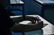 Πανελλήνιες 2021: Υποψήφιος γράφει στο τετράδιο του