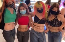 Μαθήτριες με κοντές μπλούζες και συνθήματα κατά του σεξιστικού ενδυματολογικό κώδικα γραμμένα στην κοιλιά τους©TikTok