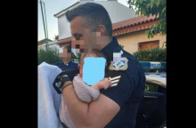 Έγκλημα στα Γλυκά Νερά: Ο αστυνομικός που κρατά στην αγκαλιά το μωρό της Κάρολαΐν 