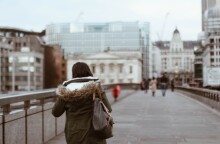 Μια κοπέλα περπατάει στη γέφυρα του Λονδίνου©Unsplash/ Sincerely Media