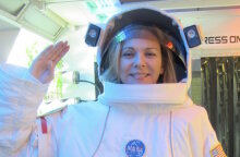 Η Κιμ Κατράλ πηγαίνει στο φεγγάρι