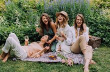 5 ροζέ και λευκά κρασιά που πίνονται ευχάριστα το καλοκαίρι