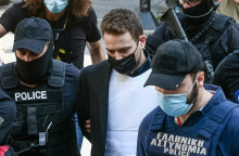 Απολογία στον εισαγγελέα του 32χρονου Μπάμπη Αναγνωστόπουλου καθ' ομολογία δράστη της δολοφονίας της 20χρονης συζύγου του Καρολάιν Κράουτς την Παρασκευή, 18 Ιουνίου 2021