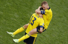 Παίκτες της Σουηδίας πανηγυρίζουν τη νίκη κόντρα στη Σλοβακία για τη 2η αγωνιστική του Euro 2020