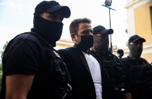 Ο 33χρονος συζυγοκτόνος στα δικαστήρια Ευελπίδων - Ο πιλότος ομολόγησε τη δολοφονία της Καρολάιν