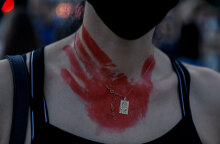 Κόκκινη παλάμη ζωγραφισμένη στο λαιμό γυναίκας που συμμετείχε στην παράσταση διαμαρτυρίας στο Σύνταγμα για τη δολοφονία της Καρολάιν