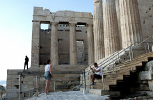 Επισκέπτες στην Ακρόπολη (ΦΩΤΟ ΑΡΧΕΙΟΥ) - Ο ΕΟΔΥ ανακοίνωσε τις περιοχές όπου εντοπίστηκαν τα 394 νέα κρούσματα κορωνοϊού στην Ελλάδα το Σάββατο 19 Ιουνίου 2021