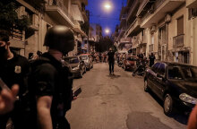 Αστυνομικοί στα Κάτω Πετράλωνα μετά την καταγγελία για βιασμό που έκανε εργαζόμενη σε σπίτι