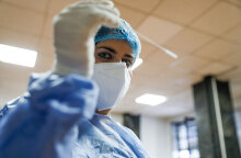 Υγειονομικός του ΕΟΔΥ πραγματοποιεί self test για τον κορωνοϊό (ΦΩΤΟ ΑΡΧΕΙΟΥ)