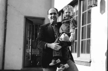 Γιορτή του Πατέρα 2021: Ο Νίκος Παπανδρέου, γιος του ιδρυτή του ΠΑΣΟΚ Ανδρέα Παπανδρέου, τιμά την επέτειο με μια νοσταλγική φωτογραφία από το μακρινό παρελθόν