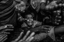 Ένα αγόρι προσφύγων Ροχίνγκια φωνάζει καθώς παλεύει στο πλήθος για να πάρει επισιτιστική βοήθεια από μια τοπική ΜΚΟ στο στρατόπεδο προσφύγων Balukali στις 18 Σεπτεμβρίου 2017 στο Cox's Bazar, στο Μπαγκλαντές