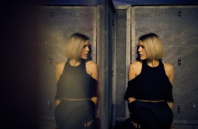 Γυναίκα που κοιτά τον εαυτό της στον καθρέφτη