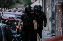 ΕΠΕΜΒΑΣΗ ΤΗΣ ΑΣΤΥΝΟΜΙΑΣ ΣΤΑ ΠΕΤΡΑΛΩΝΑ ΓΙΑ ΤΗΝ ΣΥΛΛΗΨΗ ΒΙΑΣΤΗ 