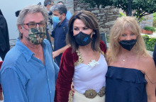 Η Γιάννα Αγγελοπούλου με την Γκόλντι Χον και τον σύζυγος της, Κερτ Ράσελ, στην εκδήλωση για τα εγκαίνια της εικαστικής έκθεσης «Πρώτη Σημαία» στο μοναστήρι του Ευαγγελισμού της Θεοτόκου στη Σκιάθο