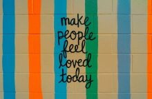 Σύνθημα σε πολύχρωμο τοίχο