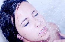Πώς επηρεάζει το δέρμα και τα μαλλιά το κρύο ντους