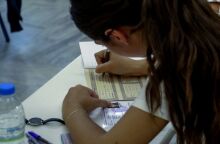 Υποψήφια των Πανελληνίων Εξετάσεων συμπληρώνει τα στοιχεία της στο τετράδιο