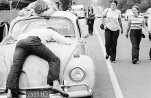 Ένας υπνάκος στο καπό του Σκαραβαίου, στο διάλειμμα από το Woodstock 