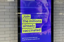 Αφίσα που ενθαρρύνει τον εμβολιασμό για τον κορωνοϊό©Unsplash/John Cameron