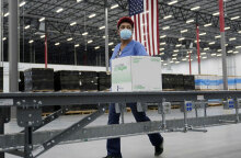 Συσκευασμένα εμβόλια της Moderna για τον κορωνοϊό σε κέντρο διανομής στην πολιτεία Μισισίπι των ΗΠΑ