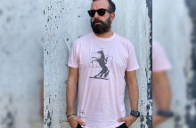 Ο Κωνσταντίνος Ρήγος με μπλουζάκι από το Πωλητήριο του Εθνικού θεάτρου