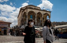 Άνθρωποι στο κέντο της Αθήνας©Eurokinissi/ΓΙΑΝΝΗΣ ΠΑΝΑΓΟΠΟΥΛΟΣ