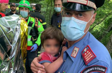 Ο μικρός Νικόλας στην αγκαλιά του αστυνομικού - Το παιδί χάθηκε στο δάσος στην Ιταλία