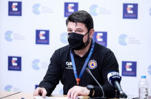 Ο Νίκος Χαρδαλιάς με μάσκα για τον κορωνοϊό στη live ενημέρωση από το Υπουργείο Υγείας