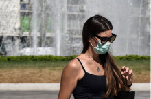 Κοπέλα με μάσκα στο συντριβάνι στην Ομόνοια - Καύσωνας και 40άρια έχει ο καιρός σήμερα Τετάρτη (23/6)