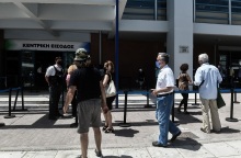 Πολίτες αναμένουν τη σειρά τους για εμβολιαστούν έξω από το εμβολιαστικό κέντρο