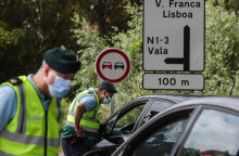 Πορτογαλία - Μίνι lockdown: Αστυνομικοί στη Λισαβόνα ελέγχουν οδηγούς αν έχουν μαζί τους πιστοποιητικό εμβολιασμού ή αρνητικό τεστ, προκειμένου να μπουν ή να βγουν από την πρωτεύουσα