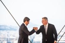 Ο κ. Ανδρέας Σιάμισιης και ο Υφυπουργός Πολιτισμού και Αθλητισμού κ. Λευτέρης Αυγενάκης ανταλλάσσουν χαιρετισμό, γροθιά με γροθιά.