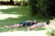 Ζευγάρι ξαπλωμένο στο γρασίδι στο κέντρο της Αθήνας©ΑΠΕ/ΠΑΝΤΖΑΡΤΖΗ Σ