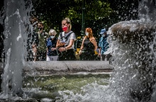 Καύσωνας - Πολίτες στο κέντρο της Αθήνας