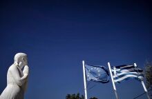 Οι σημαίες της Ελλάδας και της Ευρωπαϊκής Ένωσης κυματίζουν πίσω από το άγαλμα στο Μνημείο Πεσόντων στην Μηλίνα Πηλίου.