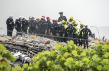 Σωστικά συνεργεία αναζητούν στα συντρίμμια επιζώντες από την κατάρρευση πολυκατοικίας στη Φλόριντα