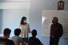 Η υπουργός Παιδείας, Νίκη Κεραμέως, κατά την επίσκεψή της σε σχολείο