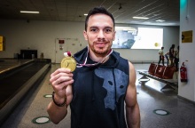 Ο Λευτέρης Πετρούνιας επέστρεψε στην Ελλάδα μετά τον θρίαμβο στην Ντόχα