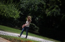 Γυναίκα περπατά στο κέντρο της Αθήνας